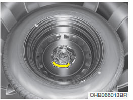 Remoção e armazenamento do estepe (Modelo Sedan 4 portas)