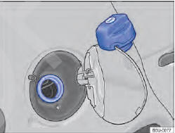 Fig. 120 Portinhola do tanque de combustível aberta com a tampa do tanque de combustível pendurada.