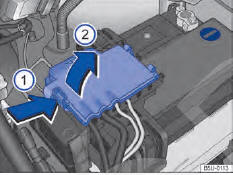 Fig. 178 Compartimento do motor: acesso ao terminal positivo da bateria.