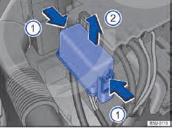 Fig. 164 No compartimento do motor: cobertura da caixa de fusíveis.