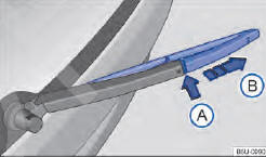 Fig. 144 Substituir a palheta do limpador do vidro traseiro.