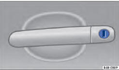 Fig. 157 Maçaneta da porta do condutor com cilindro da fechadura.