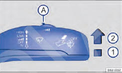 Fig. 65 Ao lado do volante: alavanca dos limpadores dos vidros: regular a sensibilidade do sensor de chuva A .