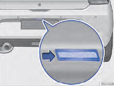 Fig. 176 No para-choque traseiro: remover a lanterna da placa de licença.